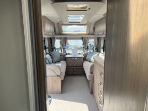 Picture of 2018 Compass Camino 674