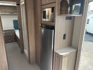 Picture of 2018 Compass Camino 674