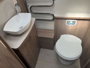 Picture of 2018 Compass Camino 674